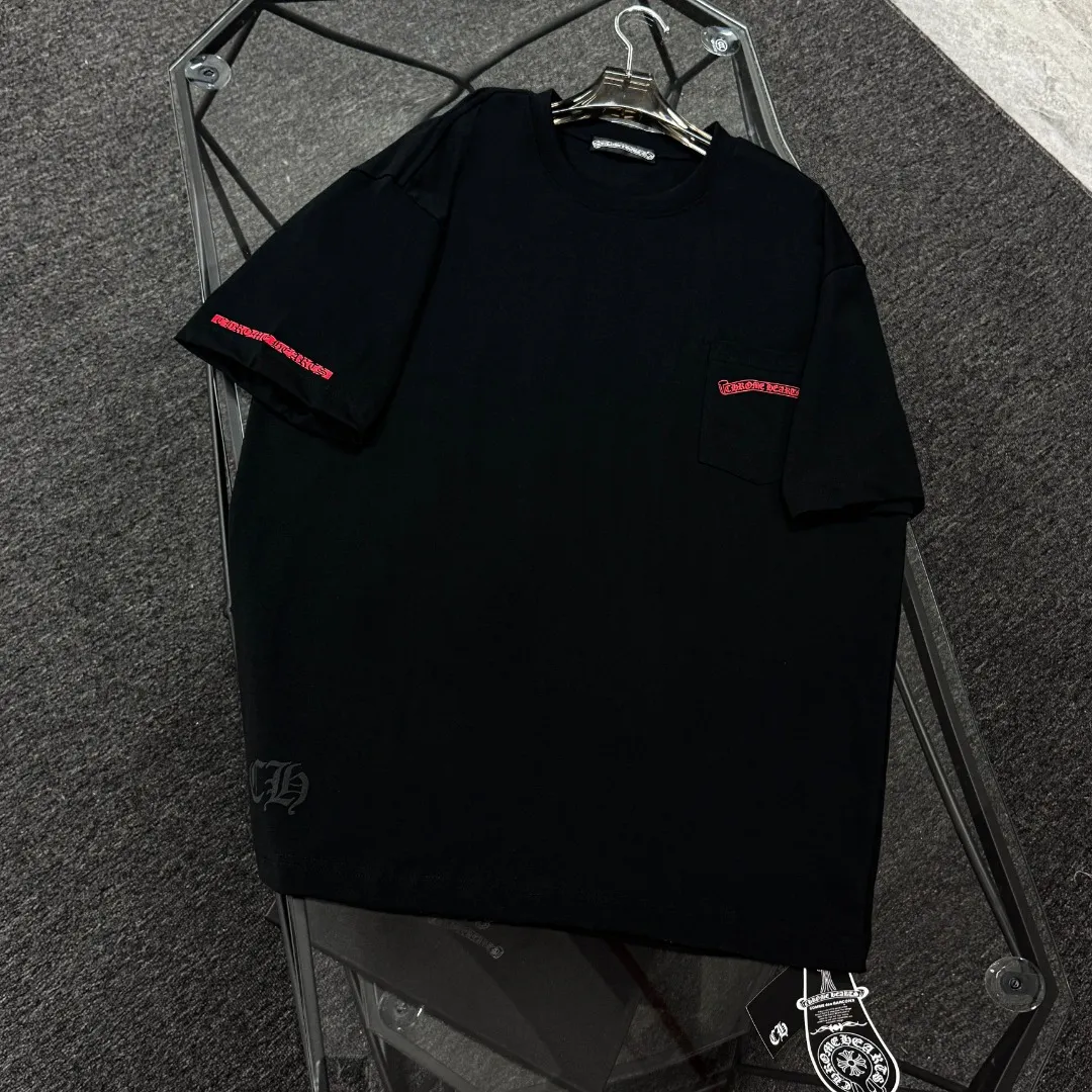 P170 Chrome Hearts Chrome Hearts 25 high version. The fabric is made of 300 grams of high-density pure cotton. It does not deform or shrink. It has three labels. It is the same style for men and women. Technology: suede foam printing. Color: white, black. SIZE: S-XL.